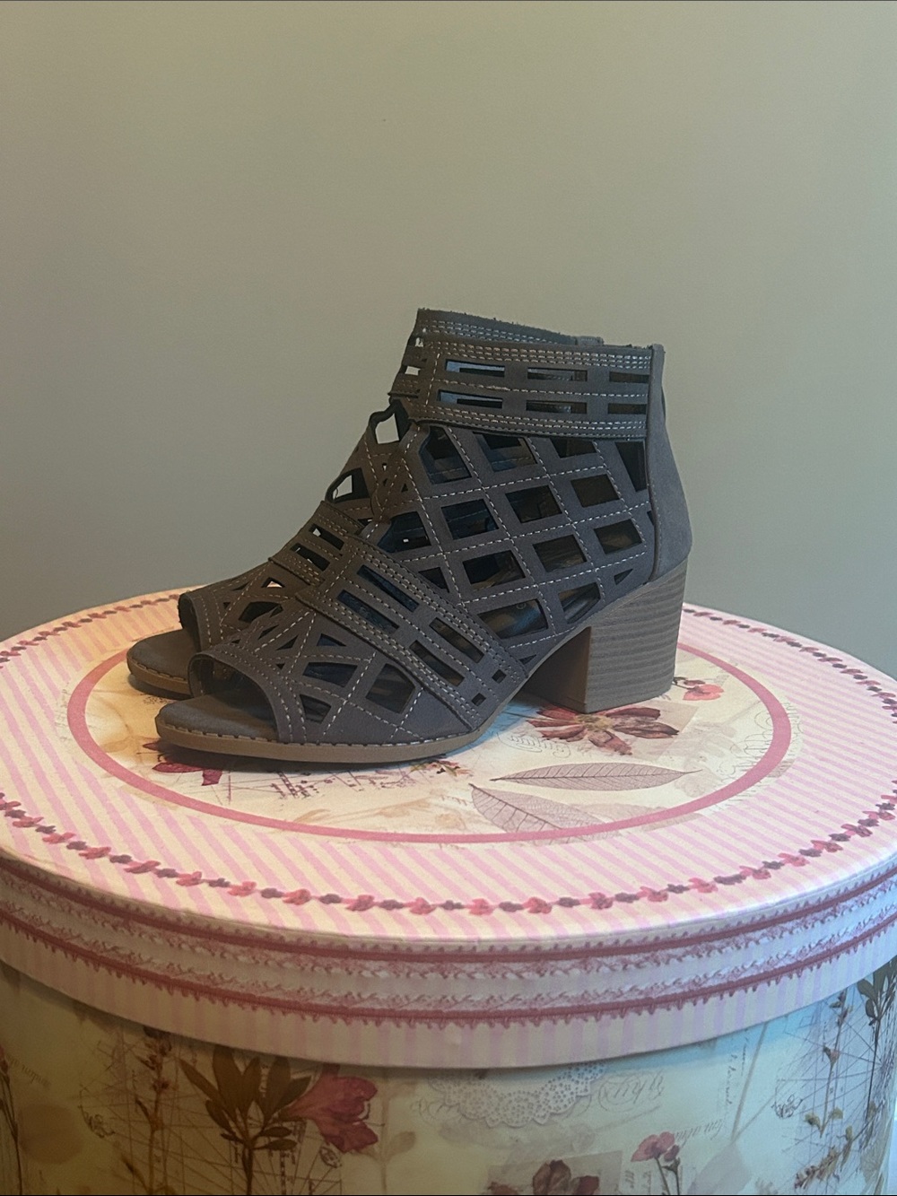 Preloved Nature Breeze Kaleidoscope Booties Size 7